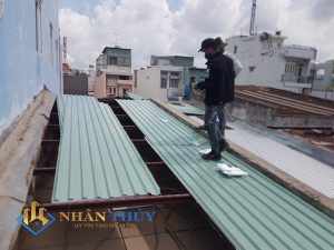thợ thi công mái tôn tại quận 1